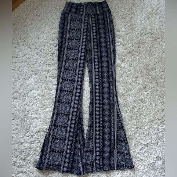 SATINA High-Waisted Flare Leggings - Picture 9 of 15